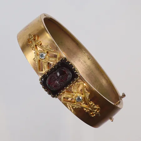 Armring med sten troligen tidigt 1900-tal, innermått Øca56mm, bredd 11mm, saknar säkerhetskedjan, okänd metall