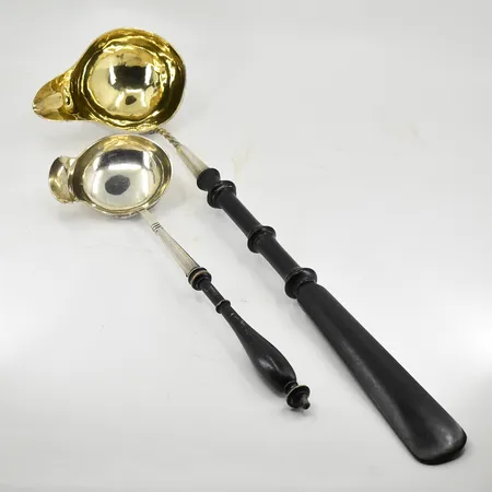 2 soppslevar med svärtat skaft i trä, längd 22½ cm - 35 cm, bruttovikt 123,9, silver. Vikt: 0 g