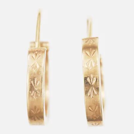Ett par örhängen med mönsterdekor, creoler, Ø 13 mm, bredd: 2,5 mm, 18K guld. Vikt: 1,2 g