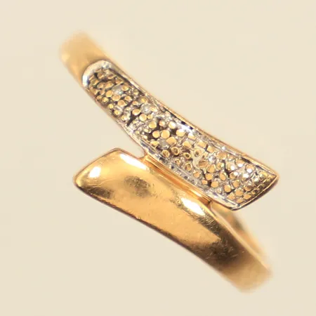 Ring med diamanter 4 x ca 0,0025ct, stl 18, bredd ca 2-8mm, repig, Guldfynd, 18K Vikt: 2,4 g
