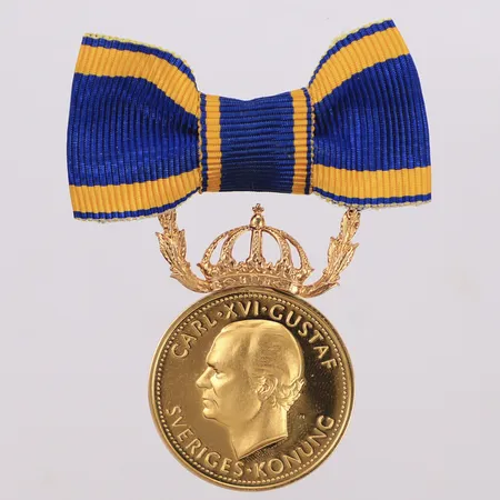 Medalj "Carl XVI Gustaf Sveriges konung, För nit och redlighet i rikets tjänst",Ø2,8cm, (personlig gravyr), 23K, fäste 18K, tygband, originalskick Vikt: 15,8 g