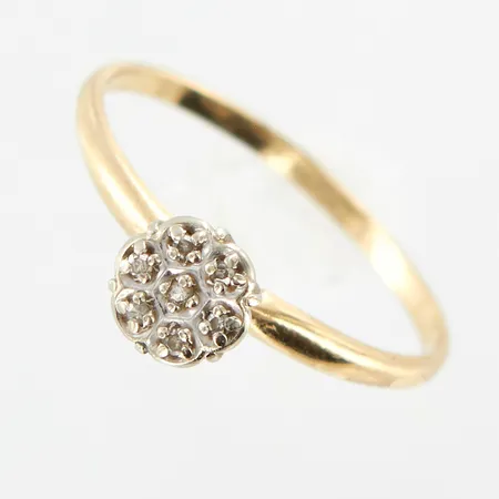 Ring med åttkantsslipade diamanter 7x005ct, stl 16¼, bredd framtill ca 6mm, 10K Vikt: 0,9 g