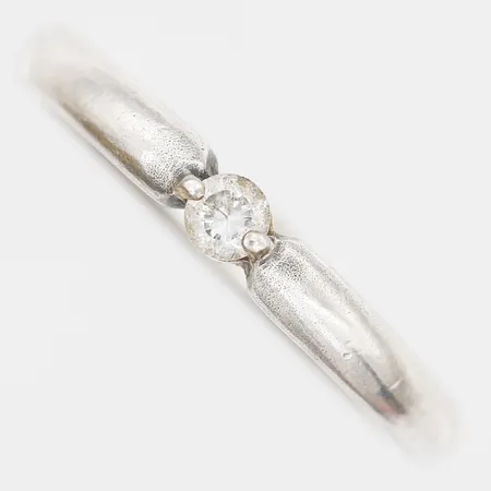 Ring med vit sten, stl: 16½, silver Vikt: 3,8 g