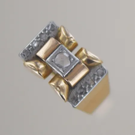 Ring med diamanter 1 x 0,10ct/8 x 0,01ct, Ø 19 mm, bredd 11,3 mm, ojämn skena, 18K  Vikt: 6,6 g