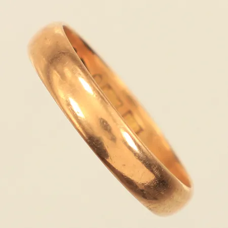Ring, stl 22, bredd ca 4,5mm, repig, gravyr, 18K Vikt: 5,6 g