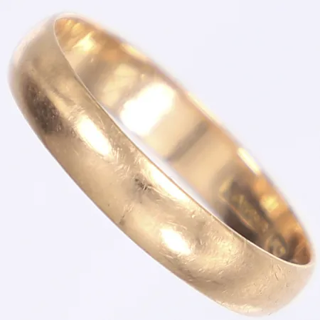 Ring, slät, stl 21¼, bredd 4mm, gravyr, slitage, 18K Vikt: 3,9 g