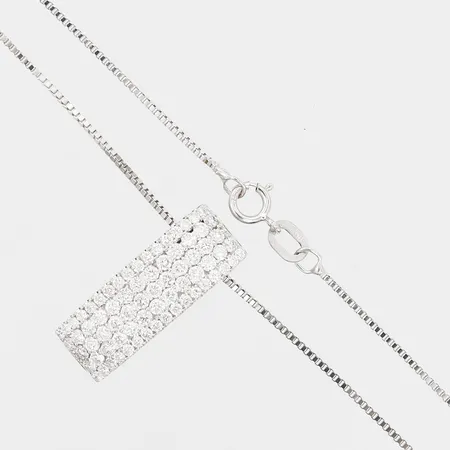 Hänge samt kedja, hänge med briljantslipade diamanter totalt 0,89ct enligt kvitto från Sky Diamonds, kvalitet ca TW-W(G-H)/VS-SI, höjd på hänge 20mm, längd på kedja 42cm, 18K vitguld, originalask Vikt: 4,6 g