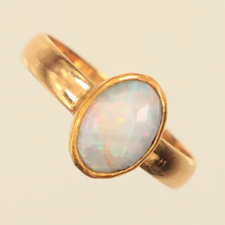 Ring med opal, stl 19, bredd ca 4-11mm, skadad sten, år ca 1977, 18K Vikt: 3,8 g