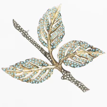 Brosch med markasiter samt turkosa stenar, delvis förgylld, höjd: 55 mm, bredd: 64 mm, 830/1000 silver. Vikt: 15,6 g