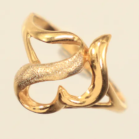 Ring, stl 18, bredd ca 2-17mm, matterad dekor, skev, defekt skena, 18K Vikt: 2,5 g