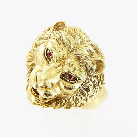 Ring, lejonhuvud, röda stenar, stl 19½, bredd 3,5-24mm, skev skena, 18K.  Vikt: 11,2 g