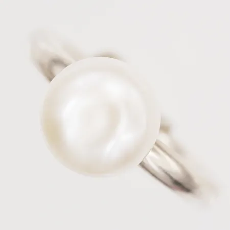 Ring med "button"-formad odlad sötvattenpärla, Ø10,2mm, justerbar stl: ca 17, silver  Vikt: 4,8 g