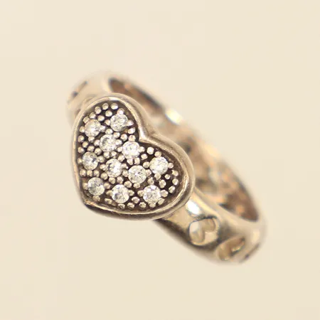 Ring hjärta med vita stenar, stl 17, bredd 4,6-8,8mm, något skev, 925/1000 silver  Vikt: 5,6 g