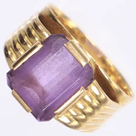 Ring med lila sten, stl 16¾, bredd 4-12mm, 18K Bruttovikt: 6g Vikt: 6 g