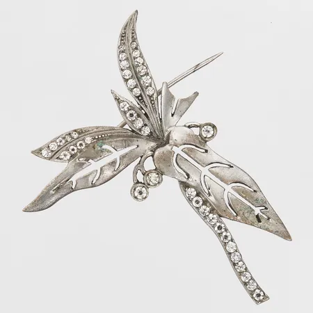 Brosch med vita stenar, höjd: 60 mm, bredd: 43 mm, defekt, 830/1000 silver. Vikt: 8,9 g