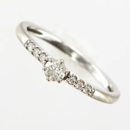 Ring vitguld med diamanter ca 1x0,12ct och 6x0,01ct, stl 15¾, bredd framtill ca 3 mm, GHA, 18K Vikt: 1,8 g