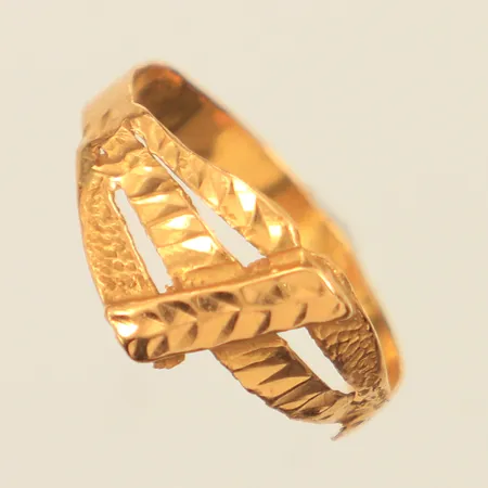 Ring, stl 18¼, bredd 3-9mm, defekt, del saknas, skev, 18K  Vikt: 1,6 g