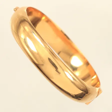 Stelt armband, innermått ca 19cm, bredd 13,8mm, öppningsbart, repor, bucklor, 18K  Vikt: 24,3 g