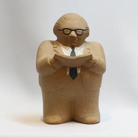 Figurin/sparbössa, höjd 15cm, Gunnar Sträng, design Lisa Larson f. 1931, Gustavsberg, delvis glaserat stengods med filtbotten saknas, (Gunnar Sträng 1906-1992 var en svensk socialdemokratisk politiker och landets finansminister åren 1955-1976) Skickas med postpaket.