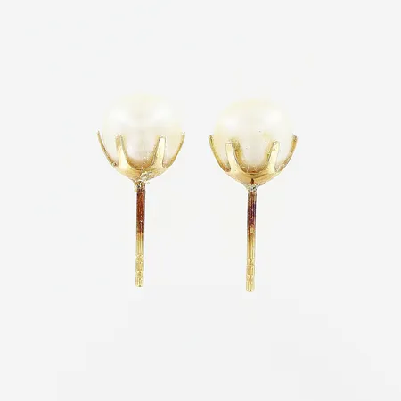 Ett par örhängen, pärla, Ø7mm, saknar stopp, 18K, bruttovikt 1,6 gram. Vikt: 1,6 g