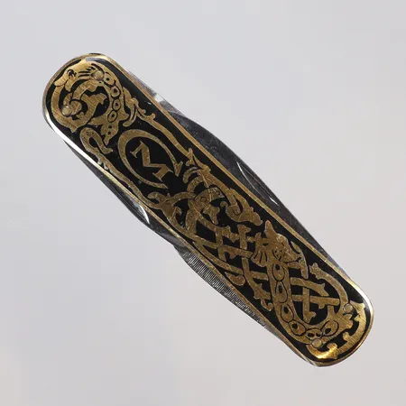 Fickkniv med dekor, längd 80mm, bredd 12mm, metall.