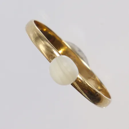 Ring med vit sten, stl 20,5 bredd 2-5mm, gravyr,  18K Vikt: 1,8 g