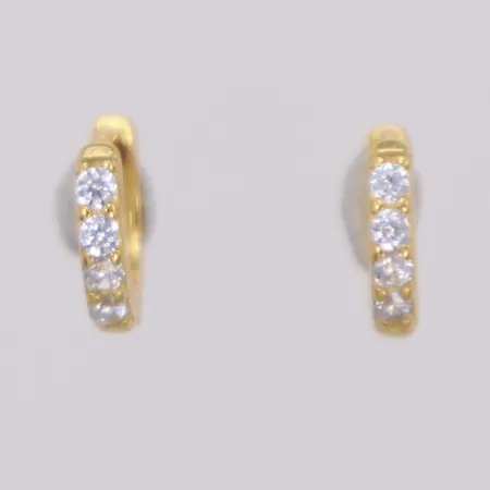 Ett par örhängen med vita stenar, Ø8,4mm, förgyllt silver 925/1000 silver Vikt: 0,7 g