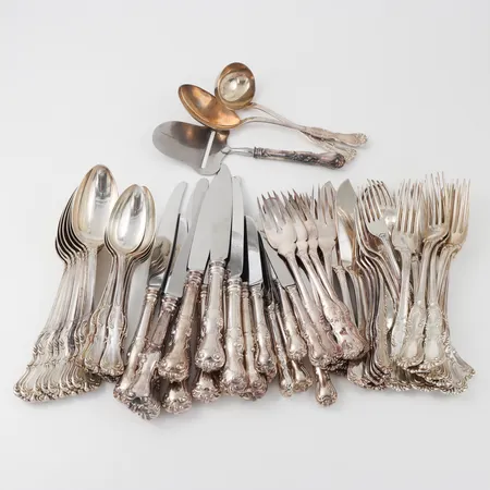 Silverbestick fiskbestick, gafflar, skedar 3168gram + bordsknivar silver med rostfritt blad och fyllda skaft 1167gram. Vikt: 3168 g Skickas med Bussgods eller PostNord