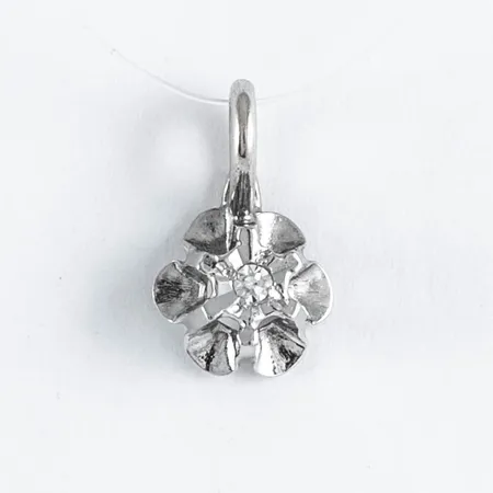 Hänge i 18K vitguld med 1 x ca 0,01ct åttkantslipad diamant. Den är 6 mm bred, 10 mm lång inkl. ögla och väger 0,4g. 