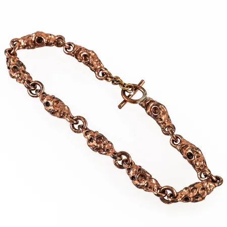 Armband i brons, F. Juhls, Kautokeino Norge. Det är 19 cm långt, 3,5 - 6 mm brett och väger 18,3g. Pinnlås.