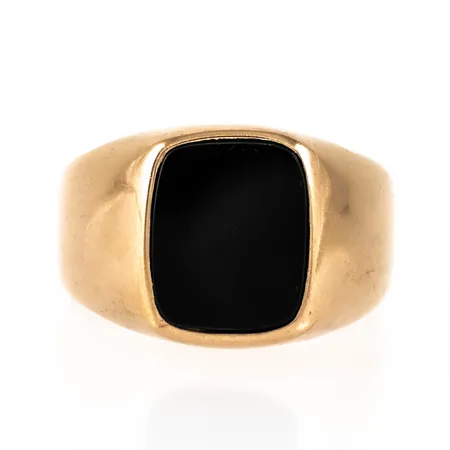 Klackring i 18K guld med svart sten onyx. De är i storlek 18½, är 4,4 - 13,5 mm bred och väger 5,6g. 18K & kattfot. Gravyr. 