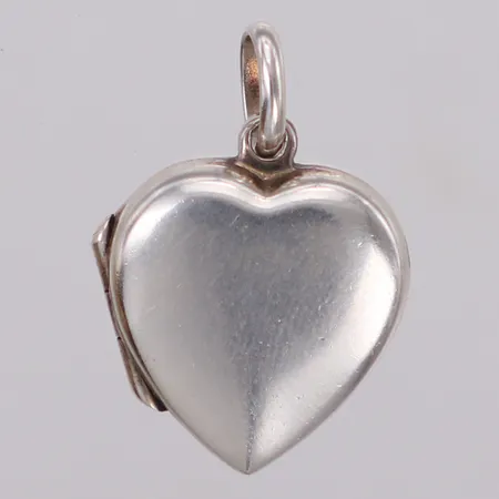 Medaljong hjärta, längd 25,0mm, bredd 17,0mm, 925/1000 silver Vikt: 2,6 g