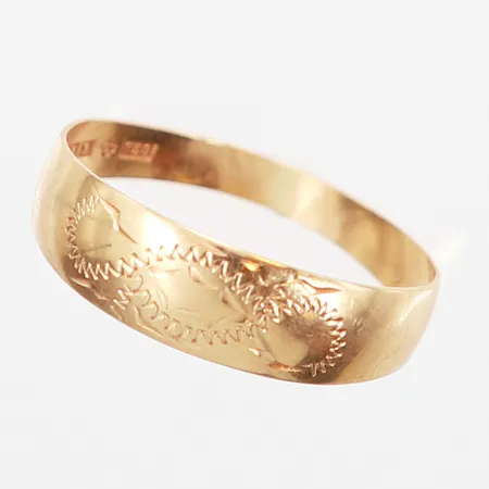 Ring mönstrad, stl 19, bredd: 2-6mm, något skev skena, 18K Vikt: 1,4 g