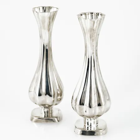 Ett par vaser i silver (830/1000). De är 13 cm höga och väger 89,7g. Tillverkade 1970 av GAB. Kattfot. Fyllningen i bottnarna är borta och ena vinglar en aning. 