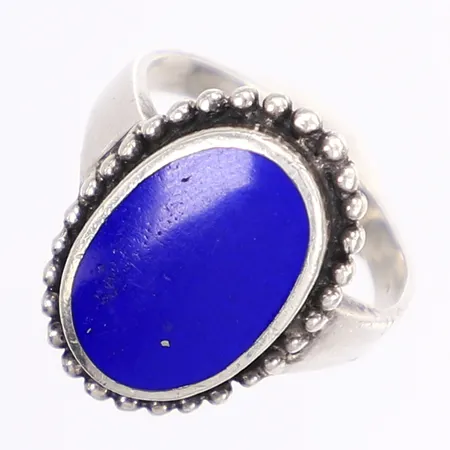 Ring med blå sten, stl 17¼, bredd 2-20mm, ojämn skena, ostämplat silver Vikt: 4,2 g