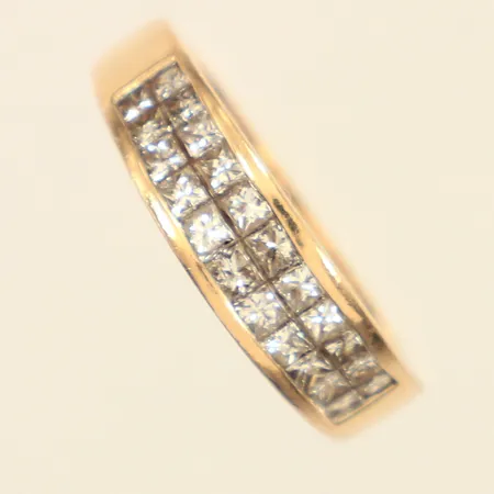 Ring med prinsesslipade diamanter 22x ca0,04ct, totalt 1,0ct enligt gravyr, stl 17, bredd ca 3-5,5mm, repig, Anton Brodin, 14K Vikt: 5,1 g