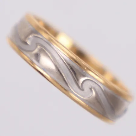 Ring, stl 16½, bredd: 5mm, gravyr, vitguldsdetaljer, 18K Vikt: 4,2 g
