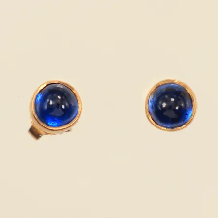 Ett par örhängen med blå stenar, bredd 6,7mm, en snurrebuss saknas, 18K  Vikt: 1,6 g