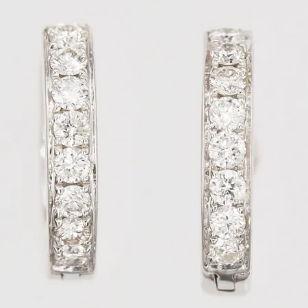 Ett par örhängen, creoler/huggies, med briljantslipade diamanter, 16 x ca 0,01-0,02ct, kvalite ca TW-W(G-H)/VS-SI, totalt 0,31ct enligt certifikat samt kvitto från Sky Jewellery, höjd 12mm, bredd 2,5mm, 18K vitguld Vikt: 2,4 g