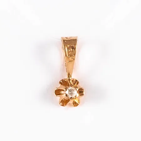 Hänge i 18K guld med 1 x ca 0,02ct åttkantslipad diamant. Det är 4 mm brett, 9 mm långt inkl. ögla och väger 0,2g. 