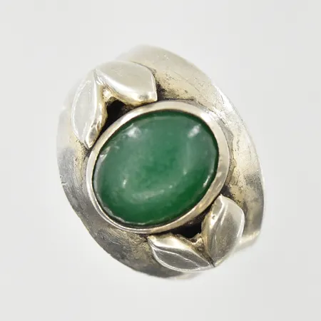 Ring med grön sten, stl 16¼, bredd 4-14 mm, sten sitter något löst, silver. Vikt: 5,4 g