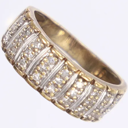 Ring med diamanter 27x ca 0,01ct, stl 17, bredd 3-7mm, ostämplad, 18K Vikt: 4,3 g