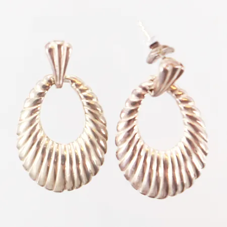 Ett par örhängen, ca19x30mm, omaka stopp, något skeva, silver 830/1000 Vikt: 8 g