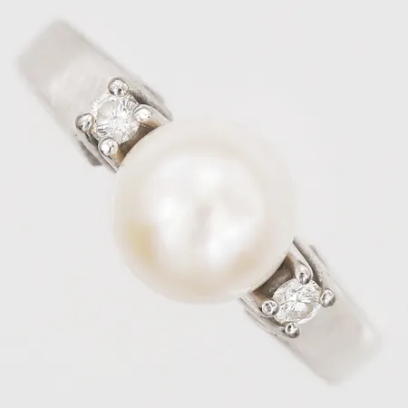 Ring med odlad saltvattenpärla, Ø 6mm, samt briljantslipade diamanter 2 x ca 0,03ct, stl: 15, 18K vitguld Vikt: 3,6 g