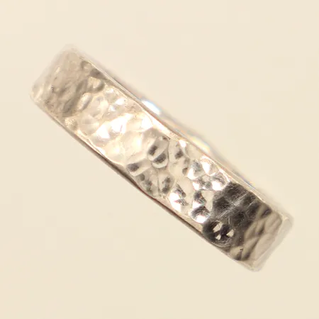 Ring, hamrad dekor, stl 18, bredd ca 5mm, Guldfynd, 925/1000 silver  Vikt: 5,5 g