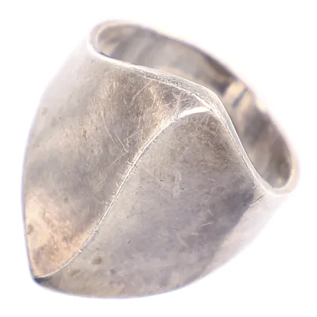 Ring, stl 19, bredd 5-24mm, bucklig, silver 925/1000 Vikt: 7,1 g