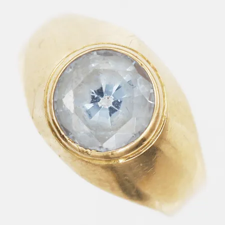Klackring med syntetisk blå spinell, stl: 16½, tillverkad av Ceson, Göteborg 1965, 18K guld Vikt: 2,3 g