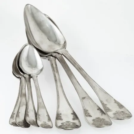 Antika skedar från Skellefteå: två matskedar (22 cm) & fyra kaffeskedar (13,5 mm) stämplade JEL (Johan Erik Lidström) H6 (1886), en matsked (22 cm) stämplad CJF (Carl Johan Forsberg) U5 (1874). Samtliga med monogram. De väger 227,2g tillsammans. 