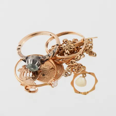 Trasigt guld, någon med sten, på ringen med sten så är infattningen i Silver, 18k. Vikt: 12,5 g