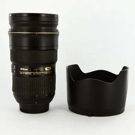 Objektiv Nikon AF-S Nikkor 24-70mm 1:2.8 G ED, motljusskydd med liten defekt, med UV-filter, saknar linsskydd
